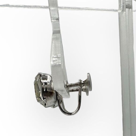 Vintage reflective oval stone silver toned screw back earrings - Picture 4 of 6